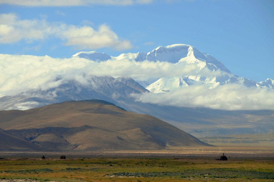 Cho Oyu (8,201m, the world’s sixth highest mountain) is a neighbour of Mount Everest, which was wrapped in clouds